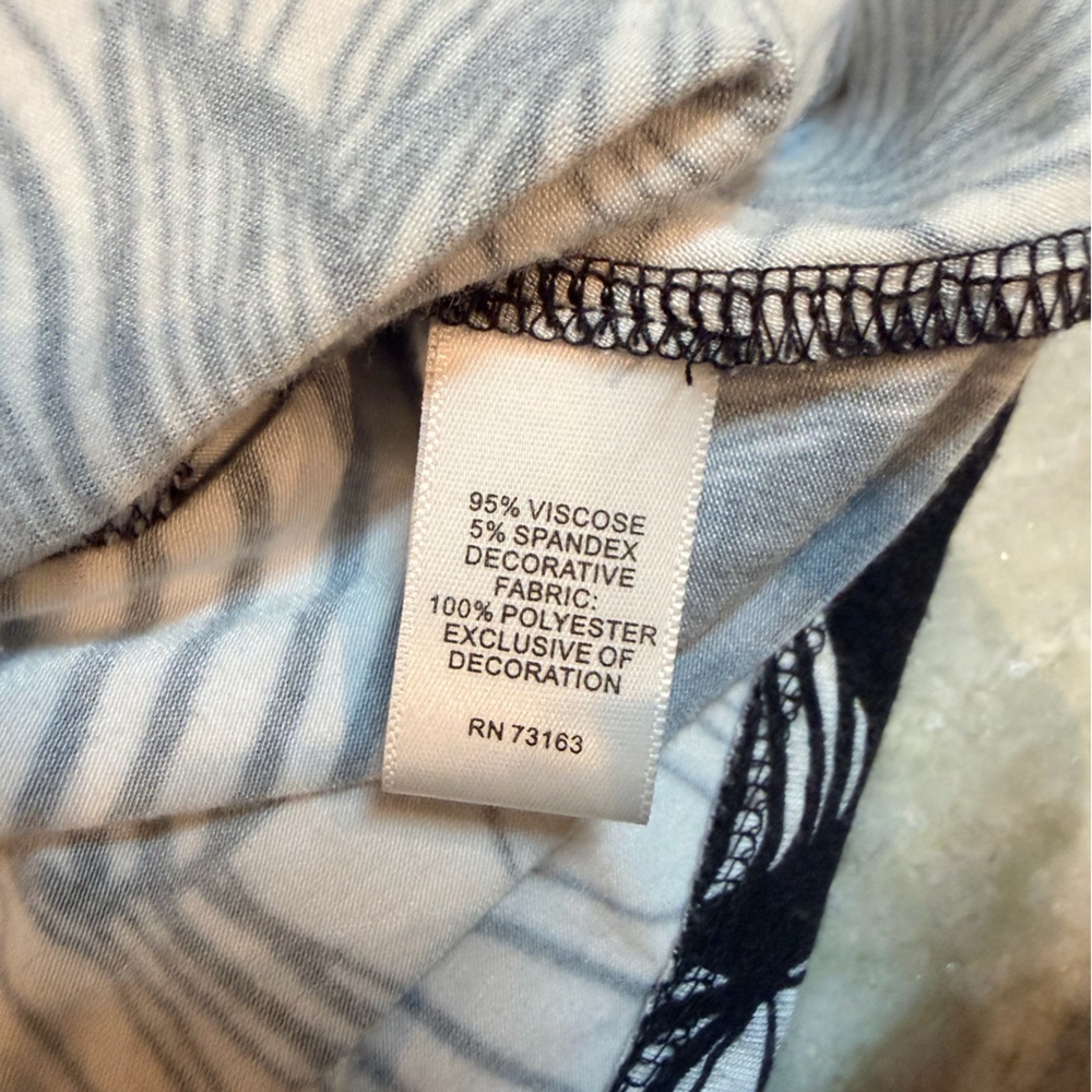 Cupio Black & White Abstract Sleeveless Blouse | Mesh Back | Size L - Picture 7 of 9